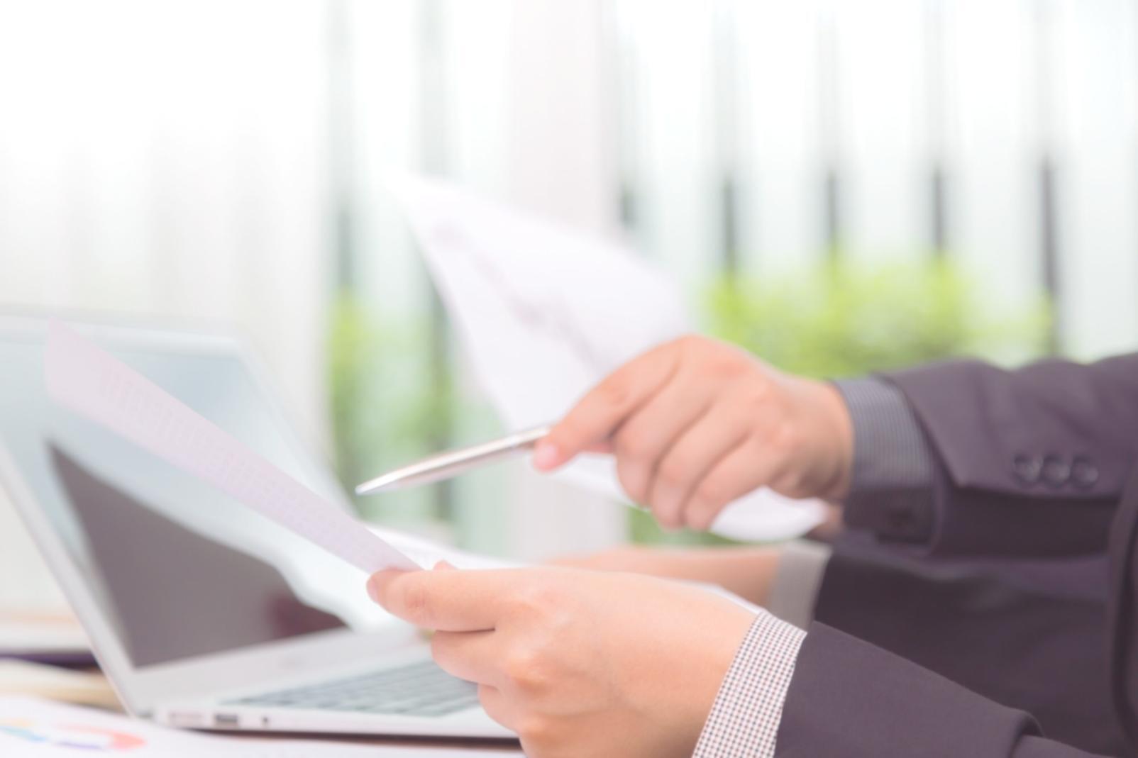 Equipo profesional trabajando en análisis de rentabilidad empresarial